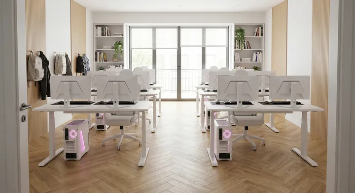 L'Atelier AI Florya atölyesi: iş istasyonları ve kitaplıklarla çalışma alanı